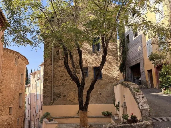 Maison de village rénovée en plein centre de Cotignac 