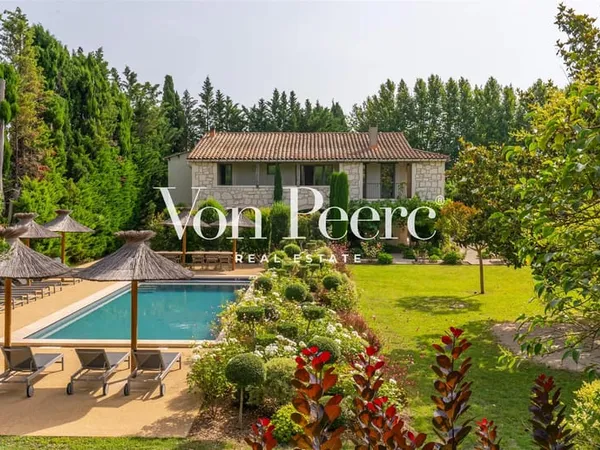 A vendre à Saint Rémy de Provence: Maison avec deux habitations et piscine 