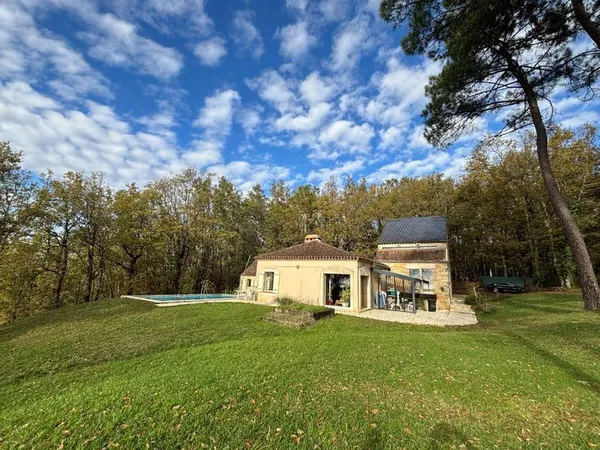 Maison D'architecte De 276 M² Sur 4.38 Ha De Terrain Avec Piscine Et Garage. Magnifique Vue. 