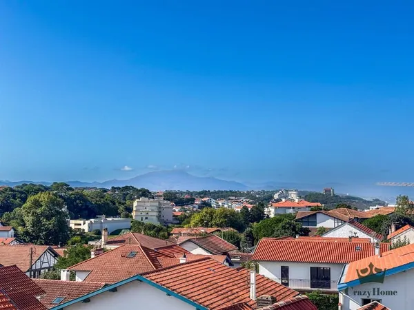 Bibi Côte des Basques T4 de 109 m2 avec terrasse, à rénover 