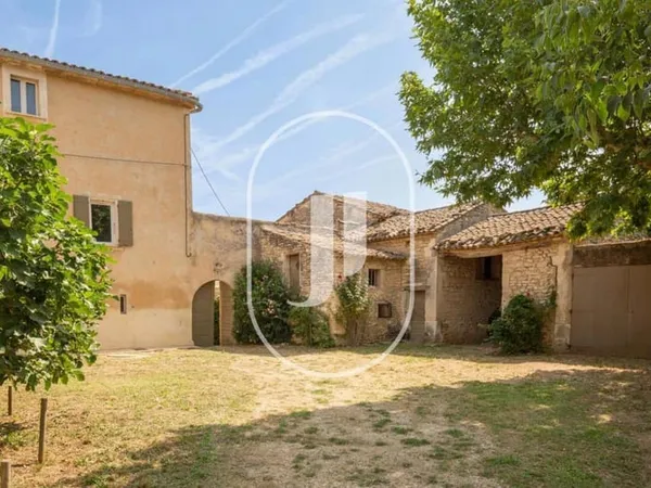 Maison de hameau à rénover à vendre dans le Luberon 