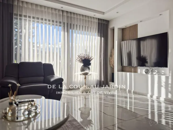 Maison contemporaine de 2021 avec sous-sol complet et toit-terra 