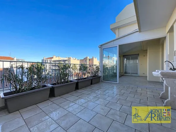 Antibes Centre Spacieux 3 pièces de 74,51 m2 avec terrasse et véranda 