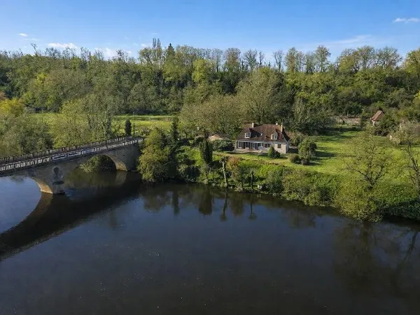 Maison À proximité immédiate du village de Trémolat, cette maison de style périgourdin profite 