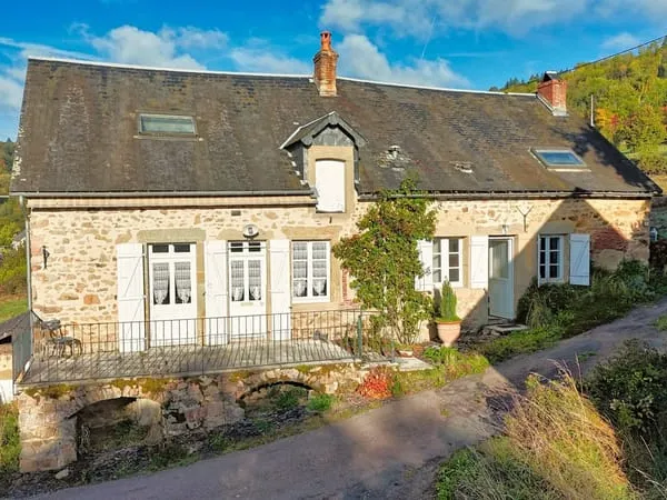 Charmante maison en pierre avec dépendances et joli terrain à 