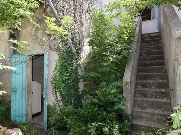 Châteaurenard Maison de ville 5 pièces à rénover avec cour et atelier 