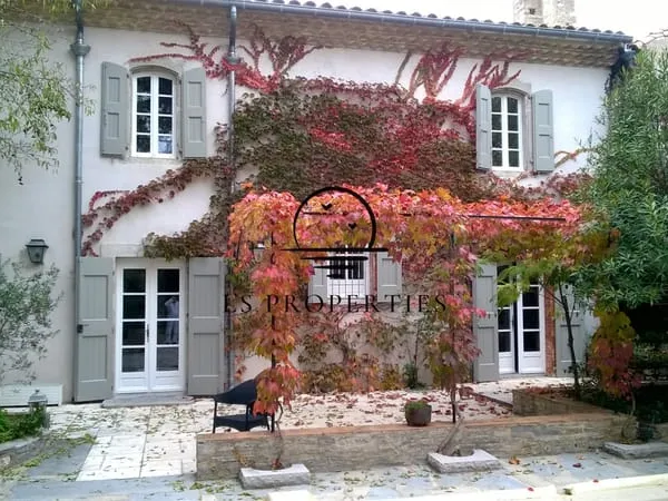 Superbe et spacieuse bastide du Xii siècle, entièrement rénové, au calme au centre d'un village 