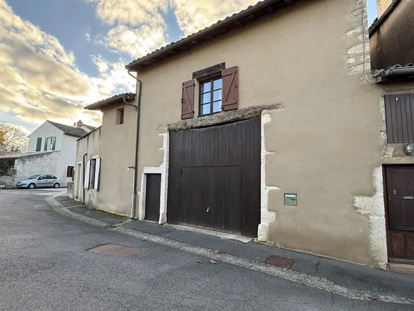 Maison de caractère en pierre rénovée, terrasses et dépendances 