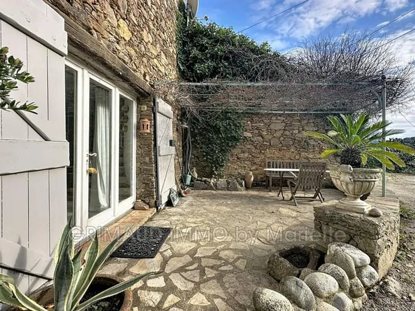 Belle maison en pierres dans hameau 