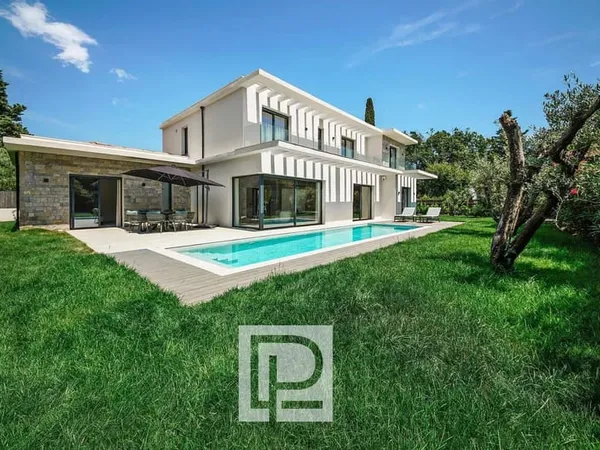 Villa contemporaine neuve (vendue meublée) au calme absolu 