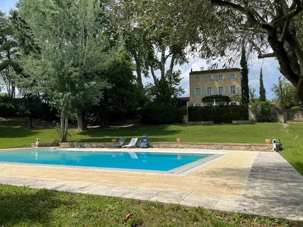 Ancienne bastide avec piscine et terrain à vendre à Cadenet 