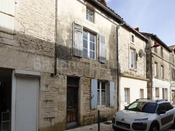 Maison de ville avec jardin à rénover 