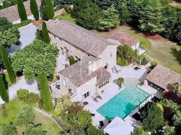 Mas provençal avec piscine et grand terrain 