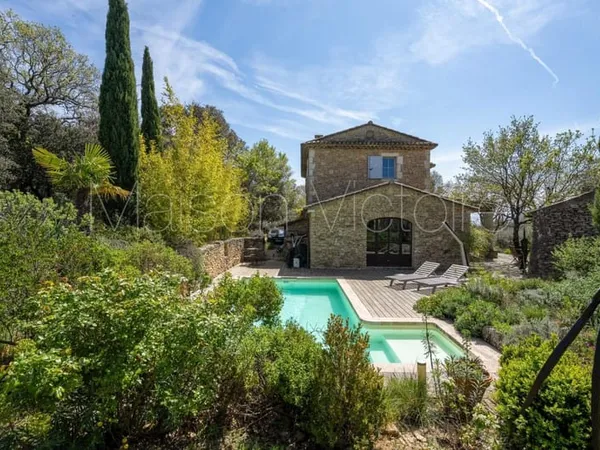 A Vendre Maison De Caractere Avec Vue Et Proche Du Village A Gordes Luberon 