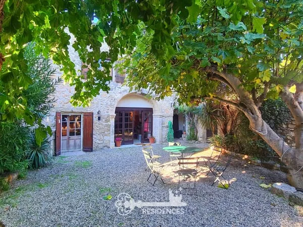 Grande maison de village authentique avec cour arborée dans un village prisé entre Uzès et Nîmes 