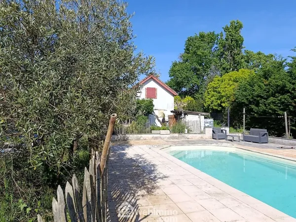 Maison de Maître avec parc, piscine et dépendances. 