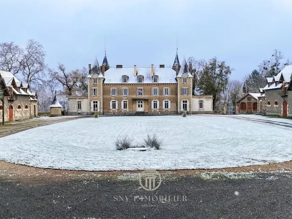 Domaine d'exception avec château et nombreuses dépendances sur 13 hectares Gros oeuvre rénové 