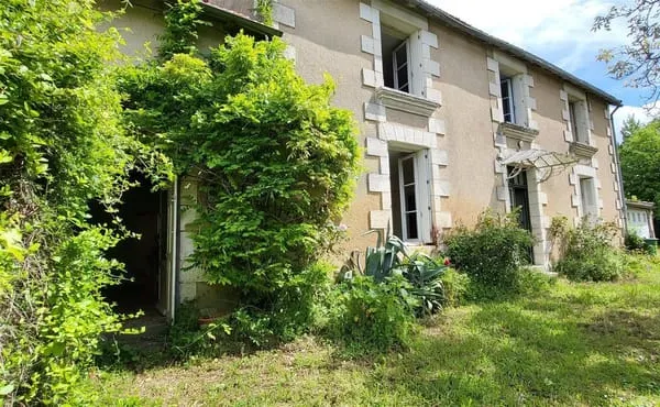 Maison de caractère avec un jardin clos de 800 M2 arboré 