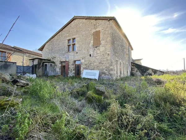 Maison de village avec bâtiment attenant à restaurer à la limite du Gers et du Lot et Garonne 