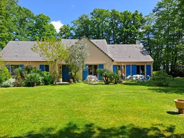 Maison contemporaine dans un ecrin de verdure et boisé 