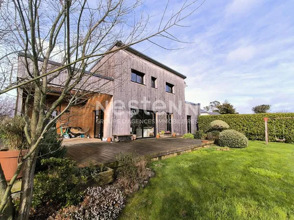 Maison contemporaine en bois à proximité de la mer à Treveneuc