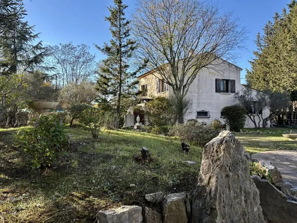 Maison Familiale de 160m2 avec 3 Chambres + Garages 