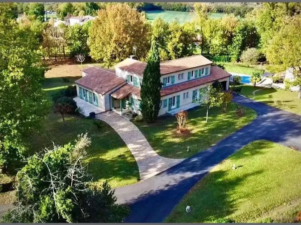 Maison d'architecte, grand séjour, 6 chambres + bureau, 2 sdb, garage, piscine chauffée et pool 