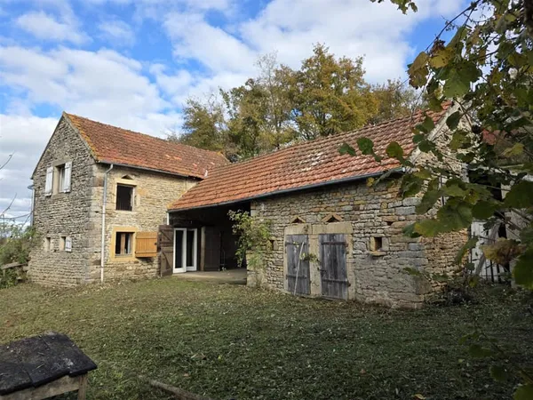 Nord Cluny. Belle situation avec vue pour cette ancienne petite maison en pierre à restaurer. 