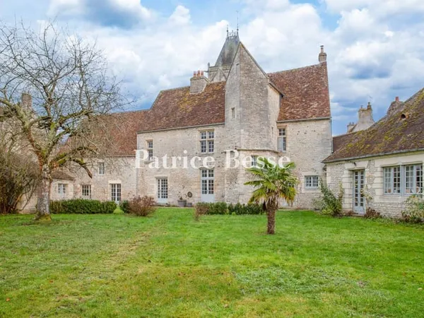 Dans l'Orne, proche d'Argentan, un logis de style gothique au confort contemporain. 