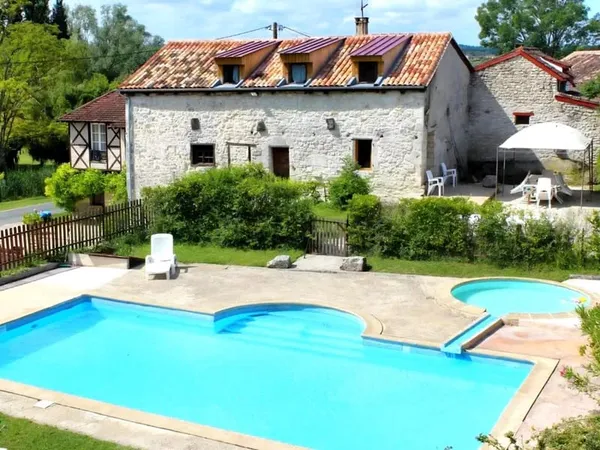 Ensemble immobilier de charme dans un hameau pittoresque 