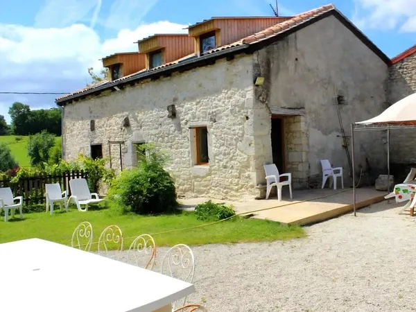 Maison principale en pierre avec maison d'hôtes, lac et piscine 