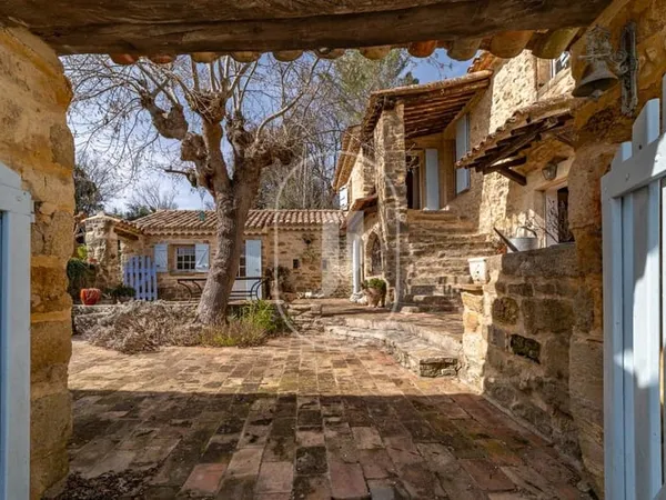 Ancienne magnanerie avec dépendance et jardin à vendre à 30 minutes d'Uzès