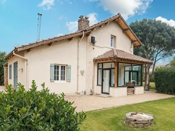 Charmant ancien cottage ferroviaire avec grange, piscine aérienne et un acre de jardins près 