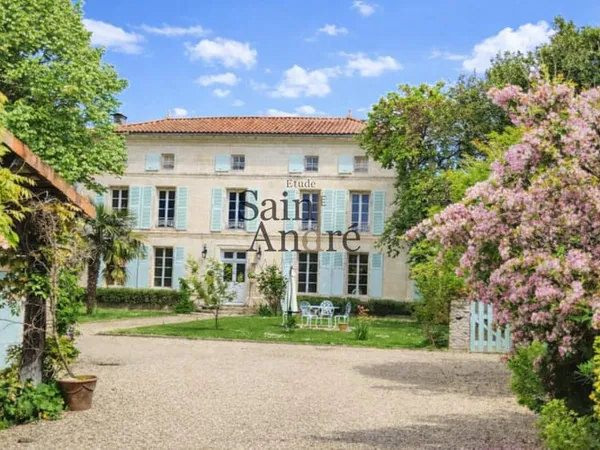 Maison Charentaise rénovée avec piscine 