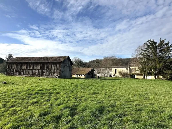 Ancienne ferme à rénover avec dépendances sur 3 ha - Proche Sainte-Foy-la-Grande 