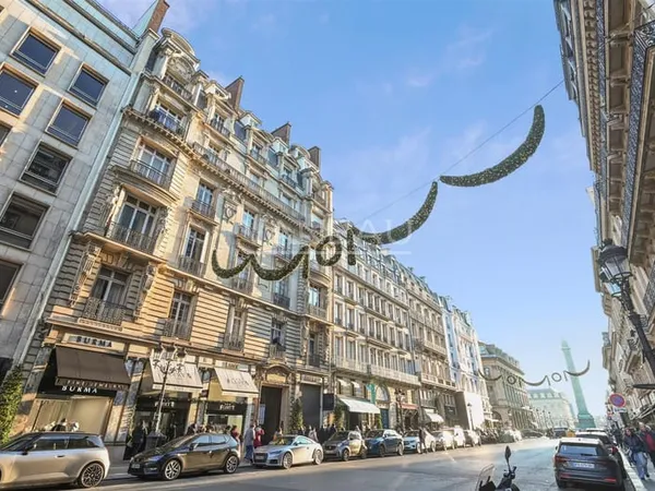 Paris IIème - Place Vendôme - Rare à la vente. 