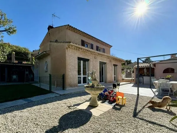 Maison avec piscine et terrain 