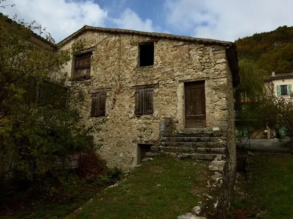 Exceptionnelle maison authentique en pierre - Rare opportunité de rénovation dans un hameau 