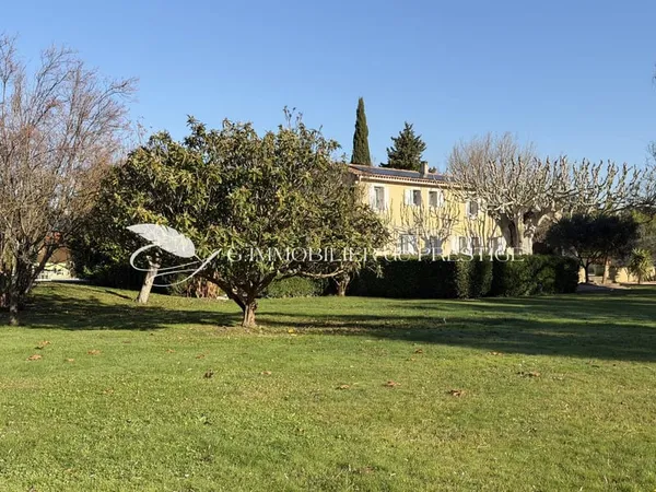 Une propriété avec un étang et des oliviers 