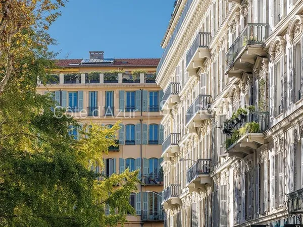 Appartement Belle Époque à rénover à Nice, fort potentiel, 190 m 