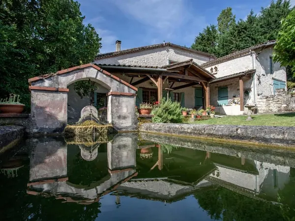 Maison de campagne avec piscine, garage et jardin 