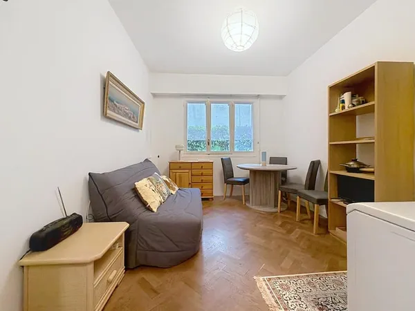 Nice Cimiez - Studio dans une résidence avec parc et gardien idéal pour les investisseurs 