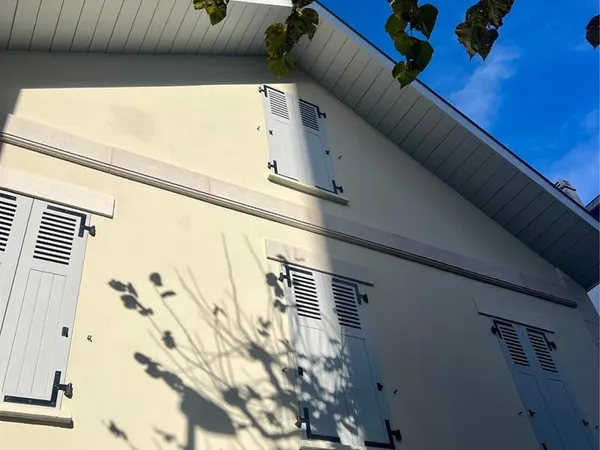 Terrasse, jardin et parking en centre-ville 