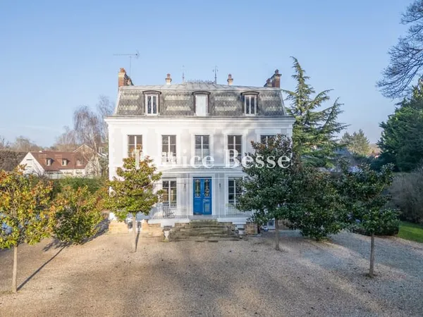 À 30 min de Paris, une maison Mansart du 19e s., entièrement rénovée, avec sa piscine, sa 