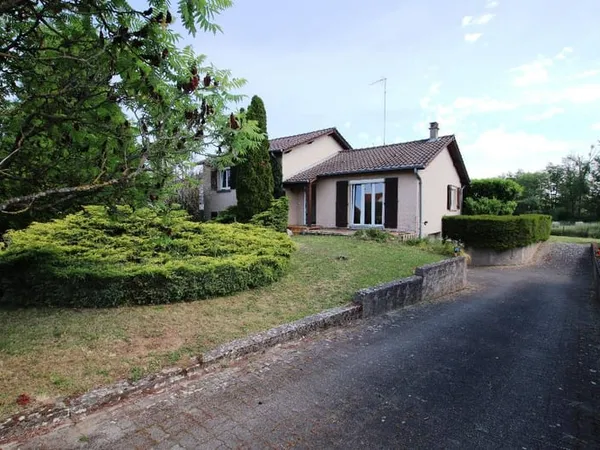 Maison individuelle en demi-niveau 6 pièces, terrain 40 ares, garage 2 véhicules à vendre à 