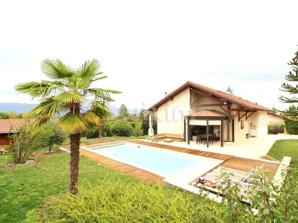 Maison individuelle avec grand jardin et piscine, proche de la frontière suisse 