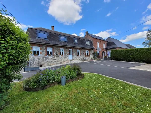 Grande maison avec 2 logements. Garages, jardin, cour. 