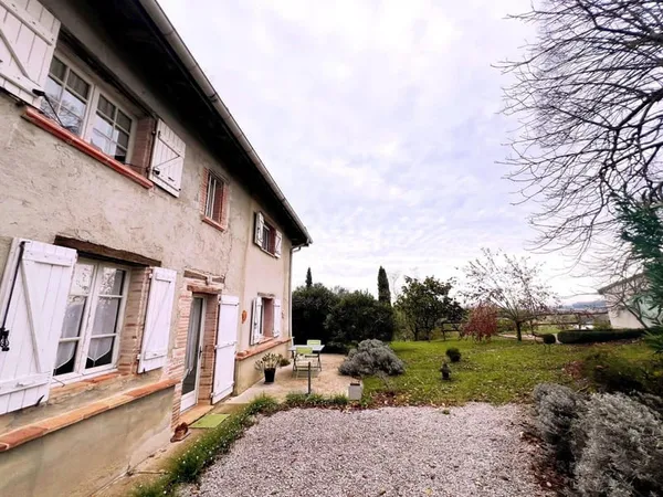 Propriété de caractère - Vue dominante, piscine, installations équestres, calme absolu proche 