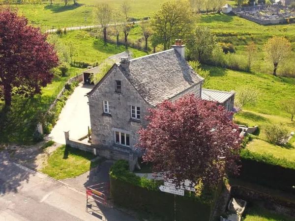 Maison d'habitation avec terrain et garages 