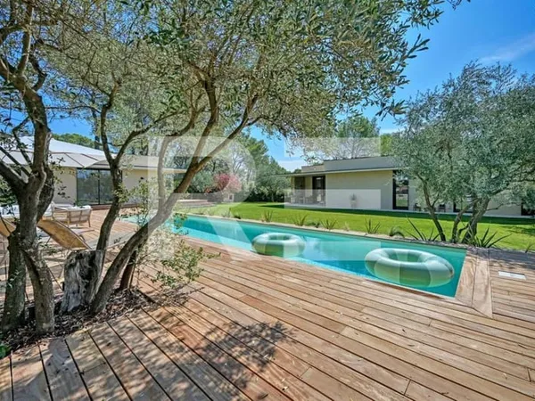Villa contemporaine de plain pied avec couloir de nage 